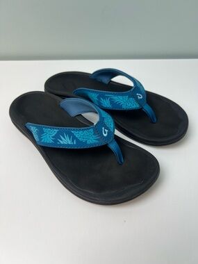 OluKai Ohana Flip Flops Womens Size 6 W Blue Palm Print Sandals Beach Summer